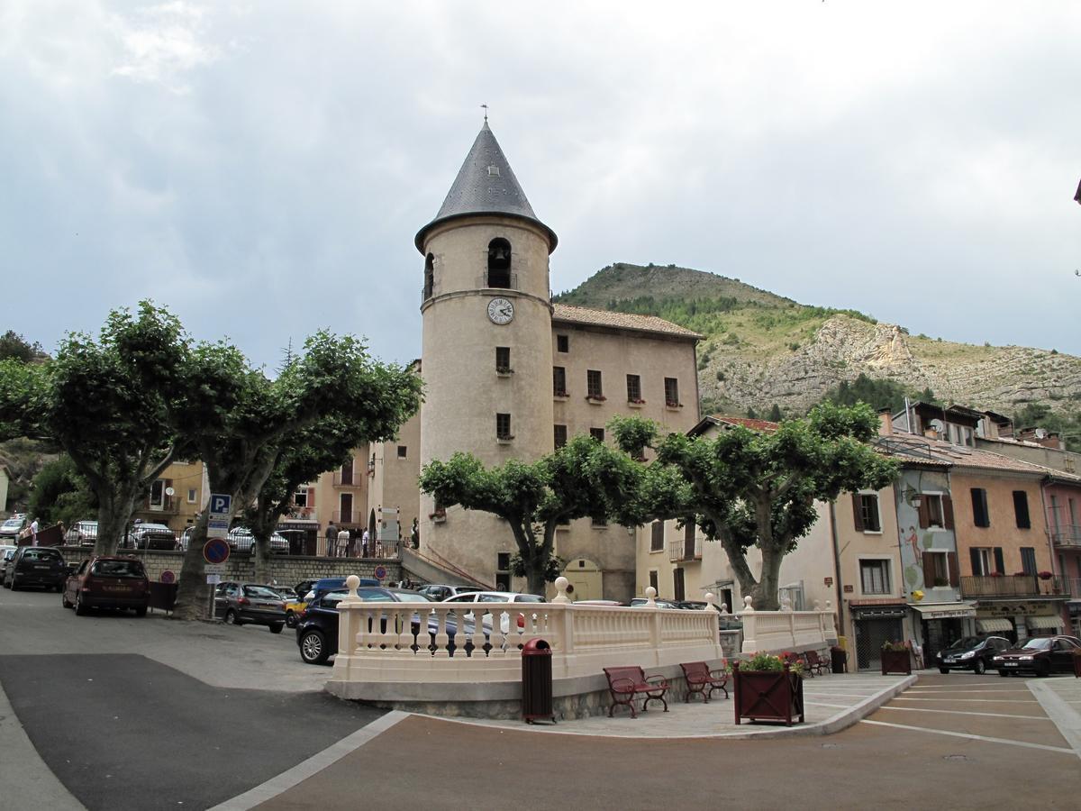 לינה וארוחת בוקר Veynes Au Vieux Tilleul מראה חיצוני תמונה